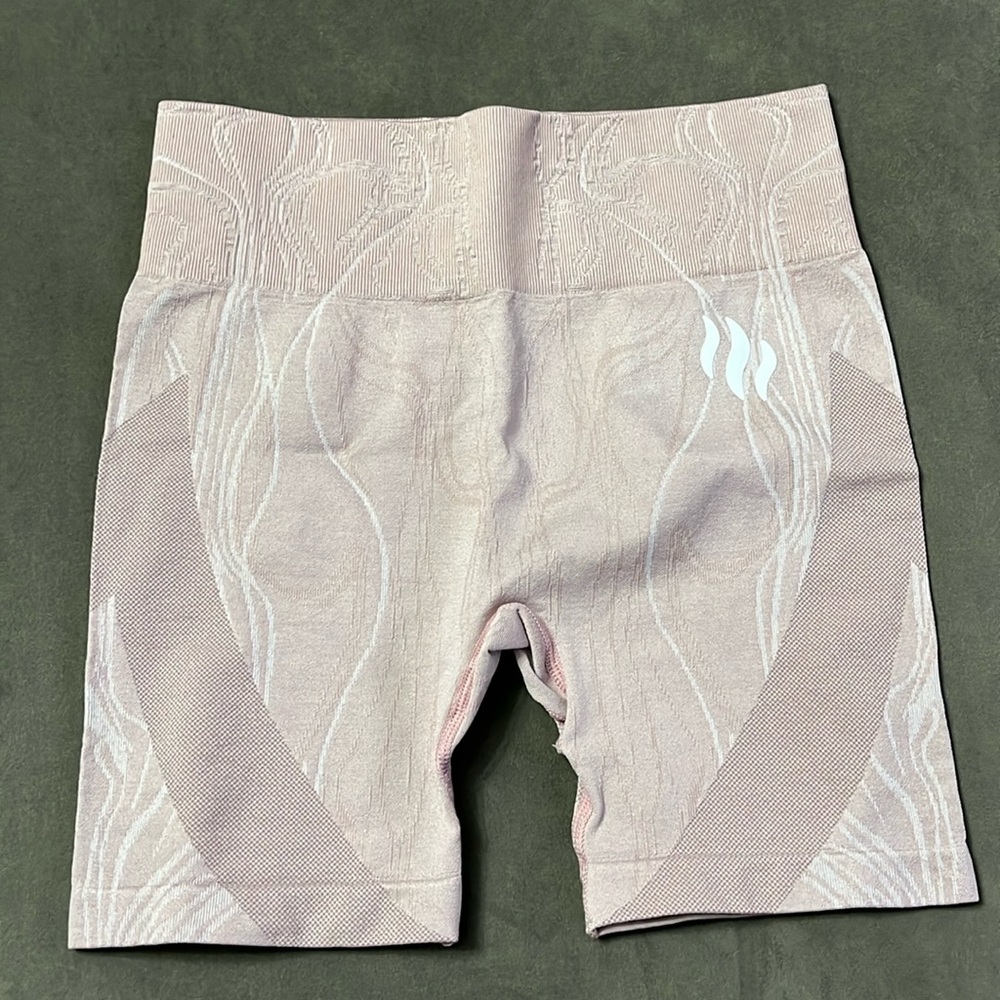 Smoke NWT S biker shorts mauve with white design